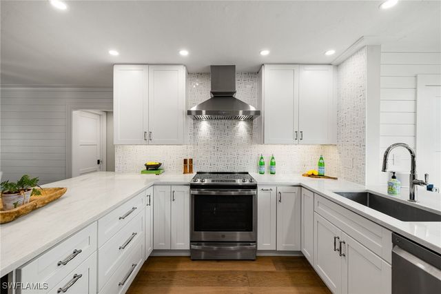 3135 Riviera DR B205, Naples, FL 34103