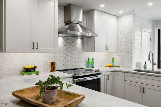 3135 Riviera DR B205, Naples, FL 34103