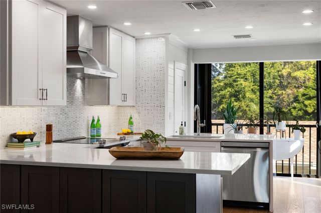 3135 Riviera DR B205, Naples, FL 34103