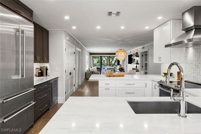 3135 Riviera DR B205, Naples, FL 34103