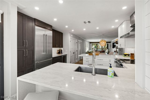 3135 Riviera DR B205, Naples, FL 34103