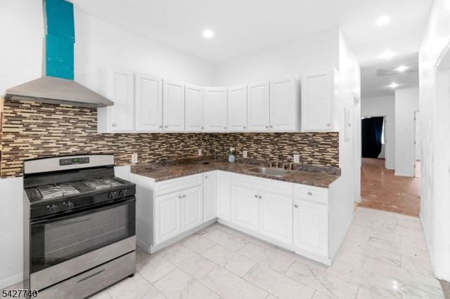 173 3Rd St, Elizabeth City, NJ 07206