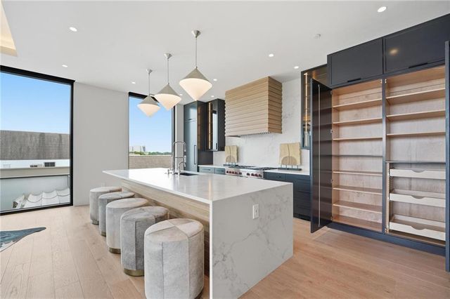 4951 W 134 Street 301, Leawood, KS 66209