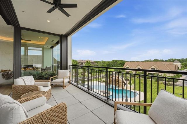4951 W 134 Street 301, Leawood, KS 66209