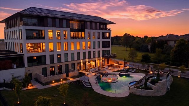 4951 W 134 Street 301, Leawood, KS 66209
