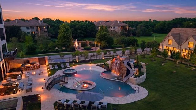 4951 W 134 Street 301, Leawood, KS 66209