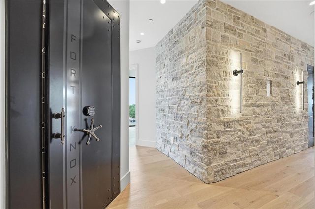 4951 W 134 Street 301, Leawood, KS 66209