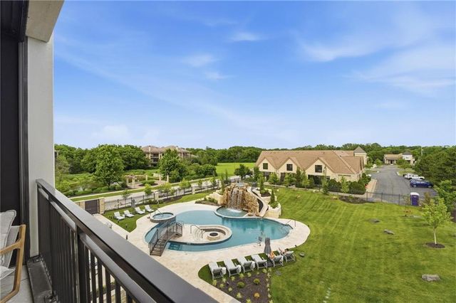 4951 W 134 Street 301, Leawood, KS 66209