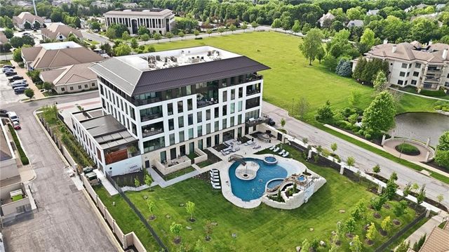 4951 W 134 Street 301, Leawood, KS 66209