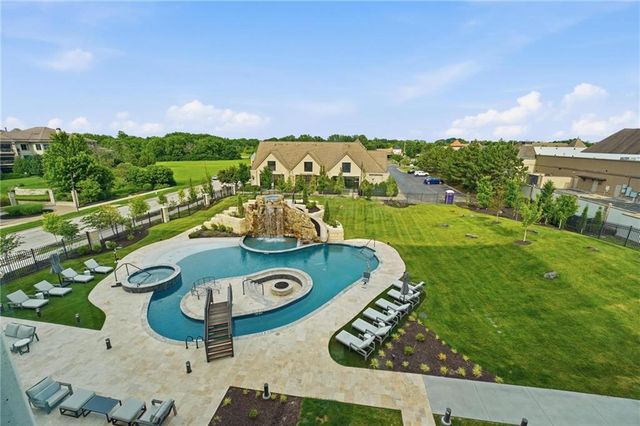 4951 W 134 Street 301, Leawood, KS 66209