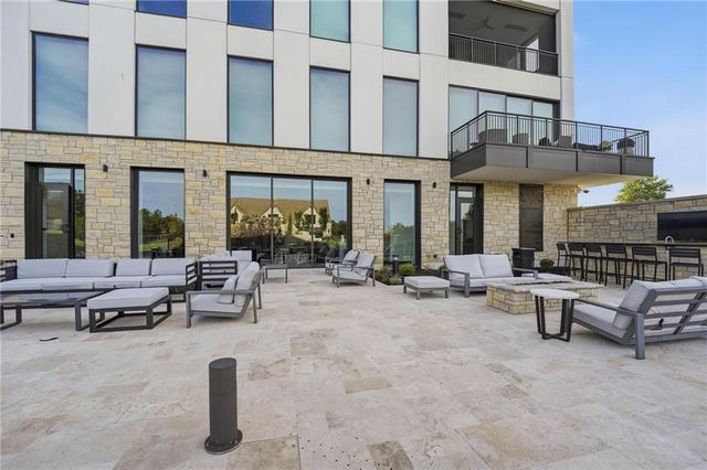 4951 W 134 Street 301, Leawood, KS 66209