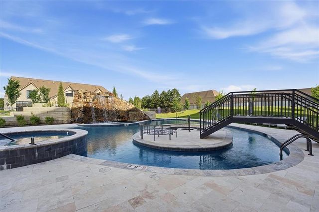 4951 W 134 Street 301, Leawood, KS 66209