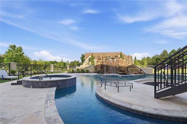 4951 W 134 Street 301, Leawood, KS 66209