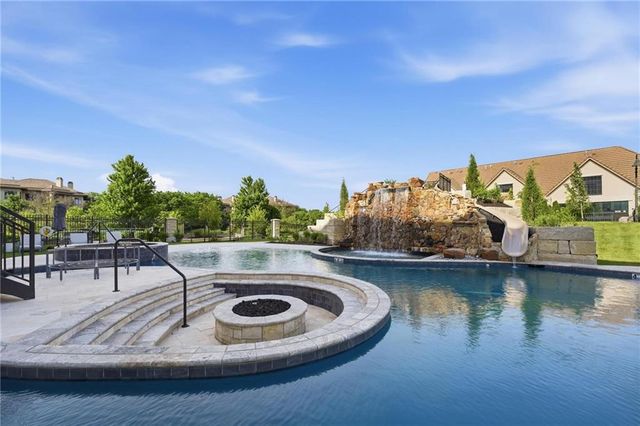 4951 W 134 Street 301, Leawood, KS 66209