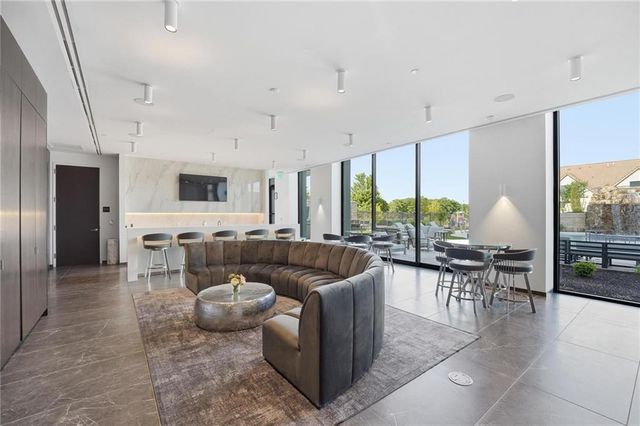 4951 W 134 Street 301, Leawood, KS 66209