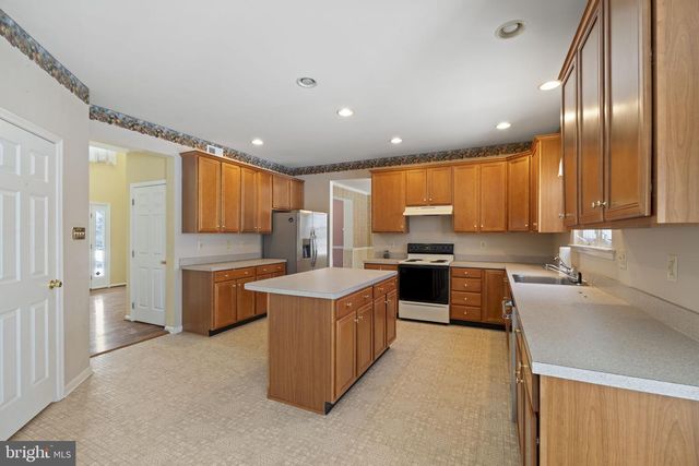 332 FORREST LN, Swedesboro, NJ 08085