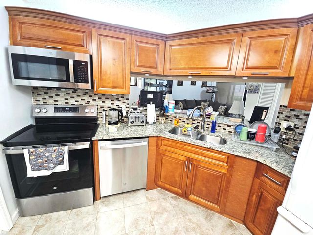 16 Vía De Casas Sur 103, Boynton Beach, FL 33426