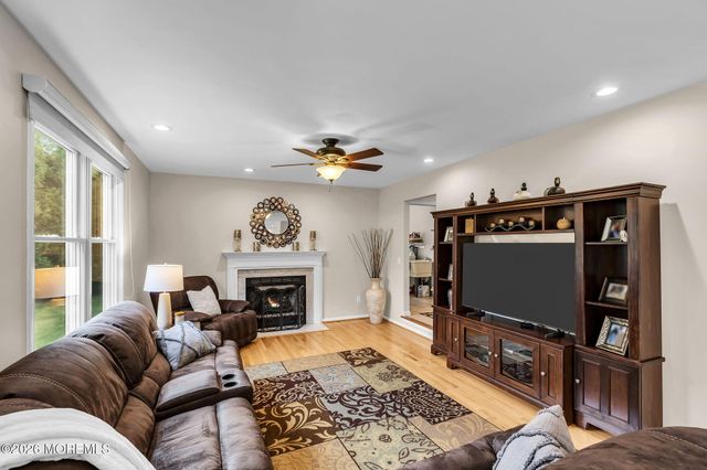 6 Edinburgh Court, Jackson, NJ 08527