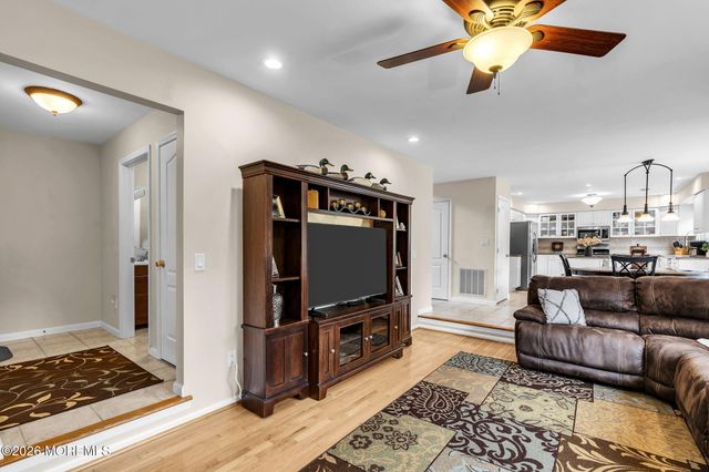 6 Edinburgh Court, Jackson, NJ 08527