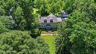 902 Bellewood Rd, Anchorage, KY 40223