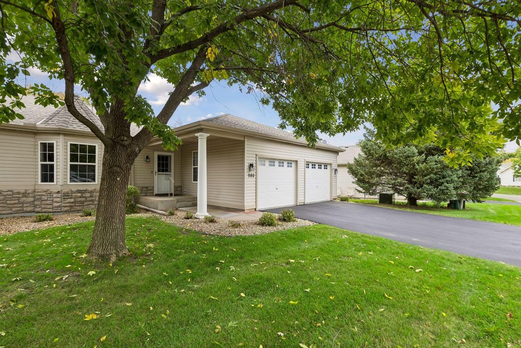 980 Carriage Lane, Chaska, MN 55318 — photo 5