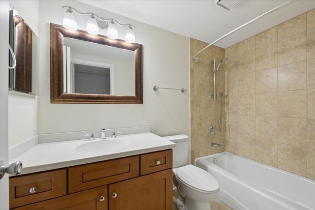 225 Thornapple Court 225, Buffalo Grove, IL 60089