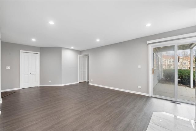 225 Thornapple Court 225, Buffalo Grove, IL 60089