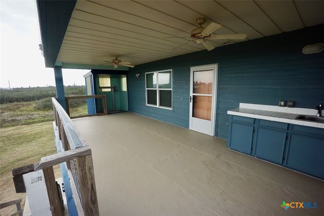 811 W Main Street, Port O'connor, TX 77982