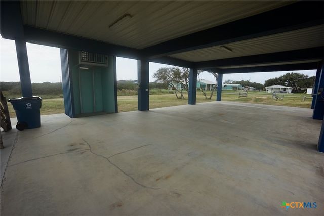 811 W Main Street, Port O'connor, TX 77982