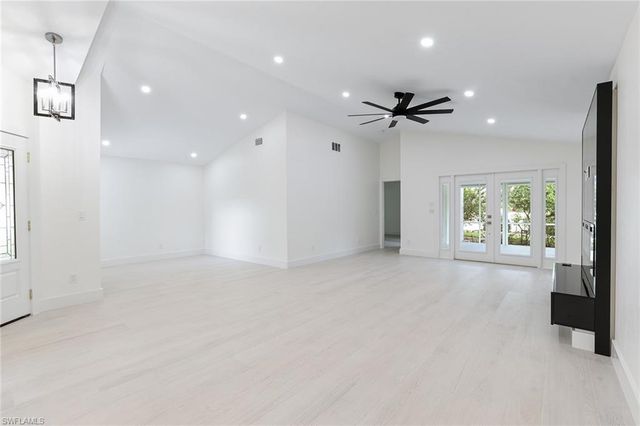 116 Fountain CIR, Naples, FL 34119