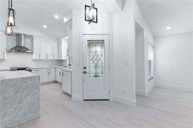 116 Fountain CIR, Naples, FL 34119