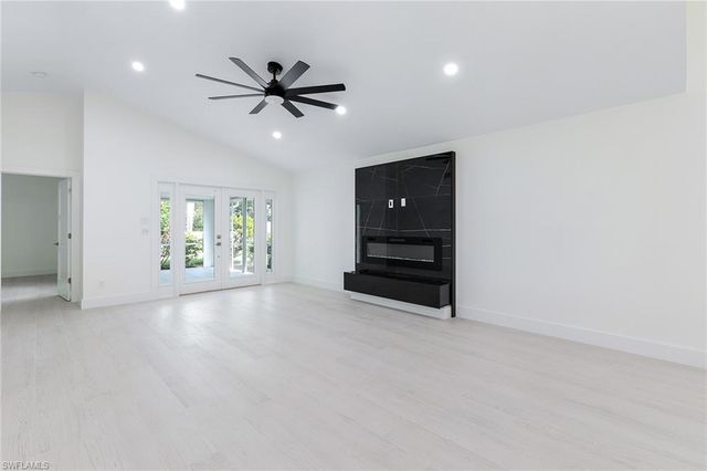 116 Fountain CIR, Naples, FL 34119