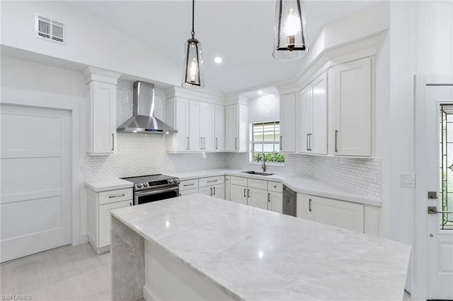 116 Fountain CIR, Naples, FL 34119