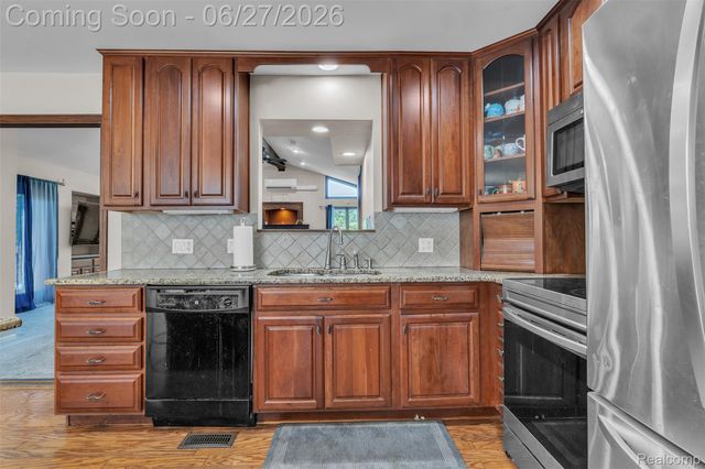 2752 Red Arrow Drive, Commerce Charter Township, MI 48382
