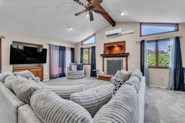 2752 Red Arrow Drive, Commerce Charter Township, MI 48382