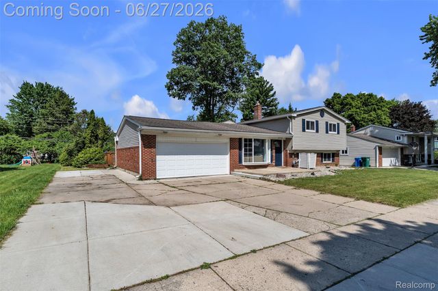 2752 Red Arrow Drive, Commerce Charter Township, MI 48382