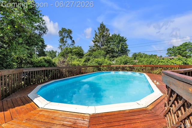 2752 Red Arrow Drive, Commerce Charter Township, MI 48382
