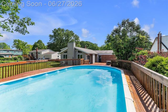 2752 Red Arrow Drive, Commerce Charter Township, MI 48382