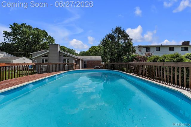 2752 Red Arrow Drive, Commerce Charter Township, MI 48382