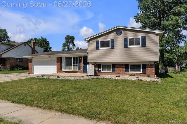 2752 Red Arrow Drive, Commerce Charter Township, MI 48382