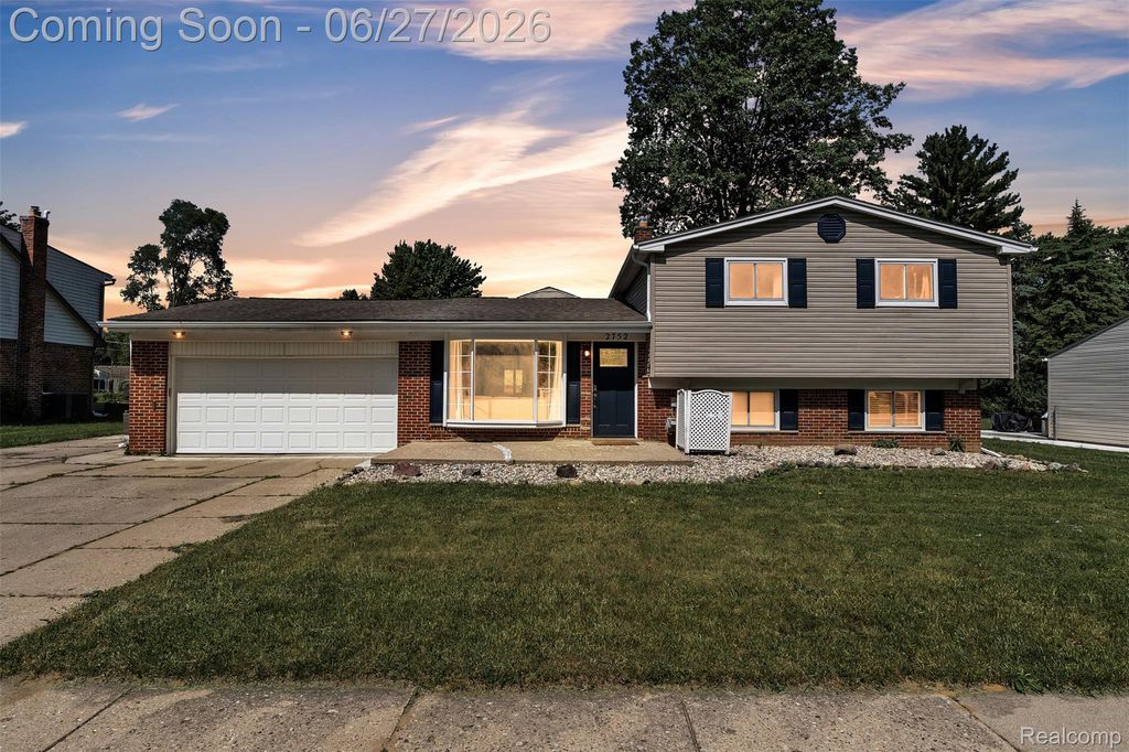 2752 Red Arrow Drive, Commerce Charter Township, MI 48382