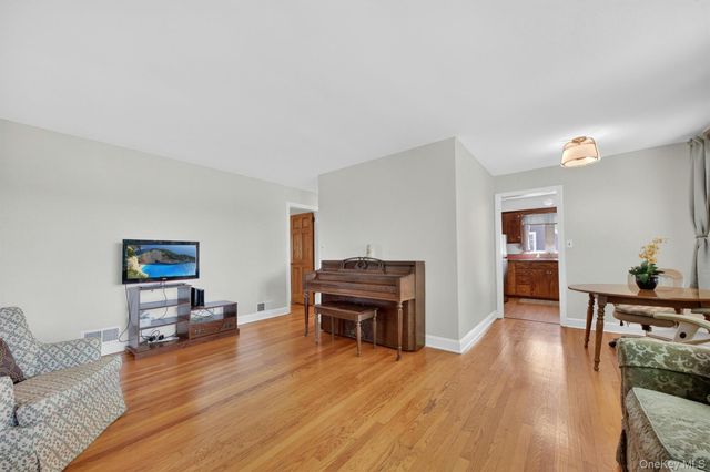 333 Oak Drive, New Windsor, NY 12553