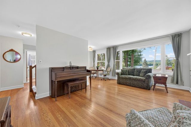 333 Oak Drive, New Windsor, NY 12553
