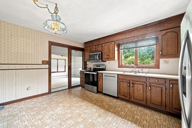 37 Charles Hill Rd, Holyoke, MA 01040