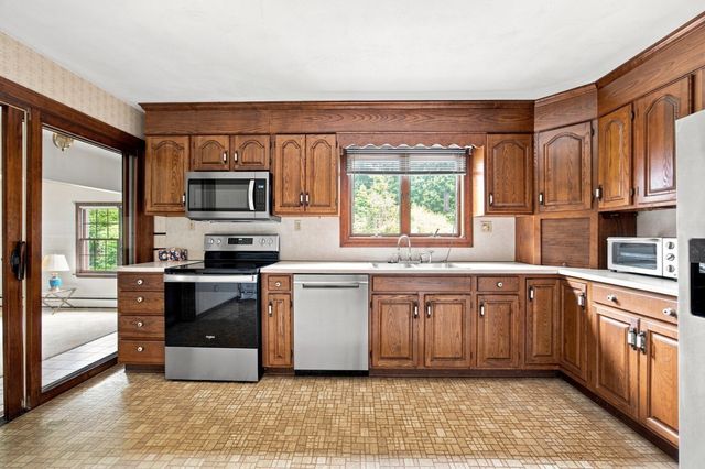 37 Charles Hill Rd, Holyoke, MA 01040