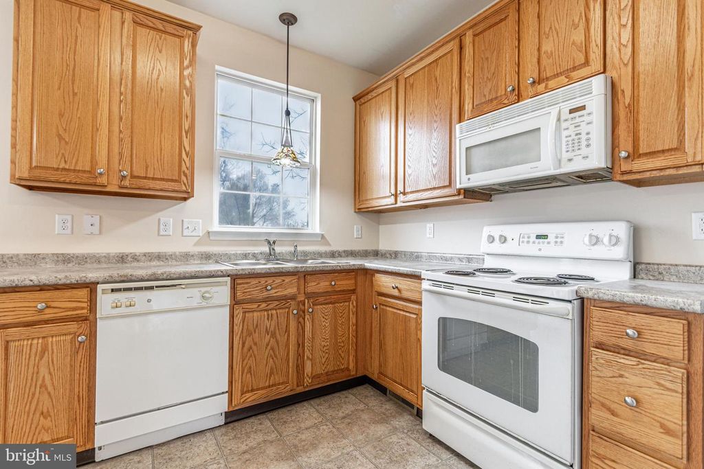 Image 10 of property listing at 1879 JAMESTOWN LN #1879, York, PA 17408