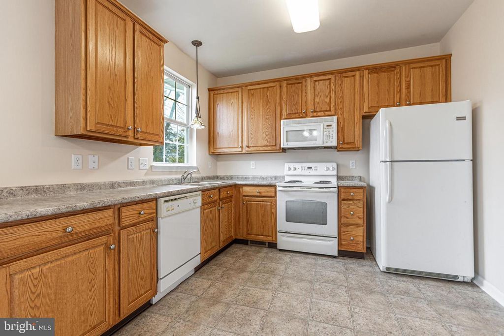 Image 11 of property listing at 1879 JAMESTOWN LN #1879, York, PA 17408