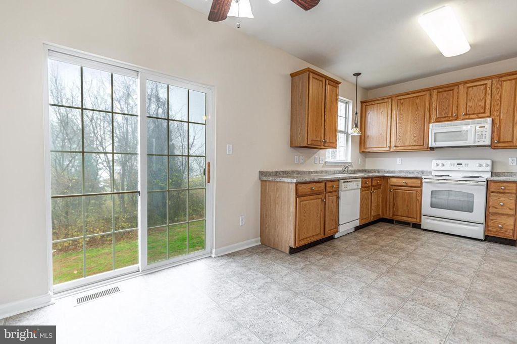 Image 16 of property listing at 1879 JAMESTOWN LN #1879, York, PA 17408