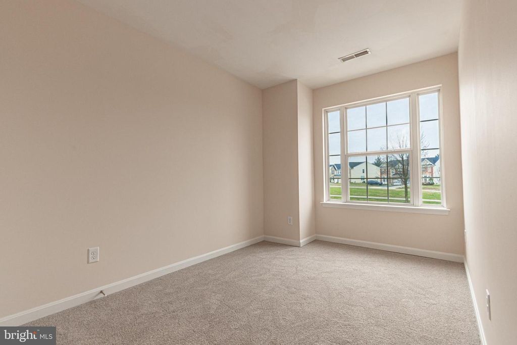 Image 18 of property listing at 1879 JAMESTOWN LN #1879, York, PA 17408