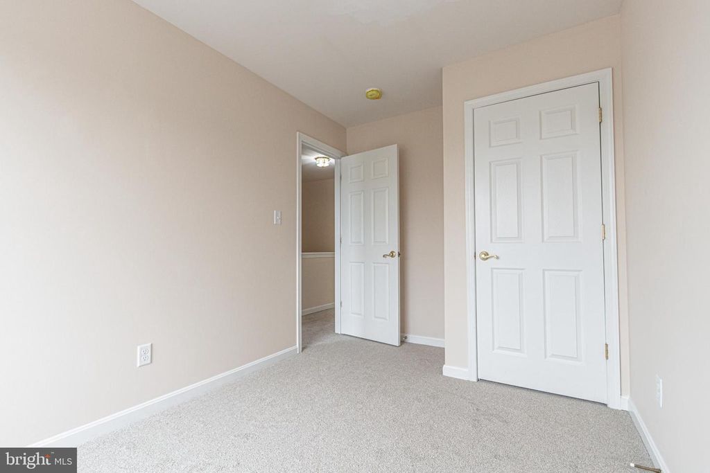 Image 19 of property listing at 1879 JAMESTOWN LN #1879, York, PA 17408